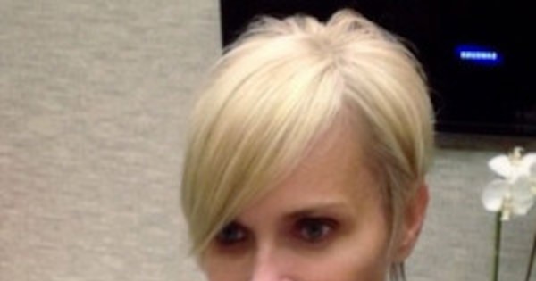 Kristin Chenoweth Debuts New Pixie Cut | E! News